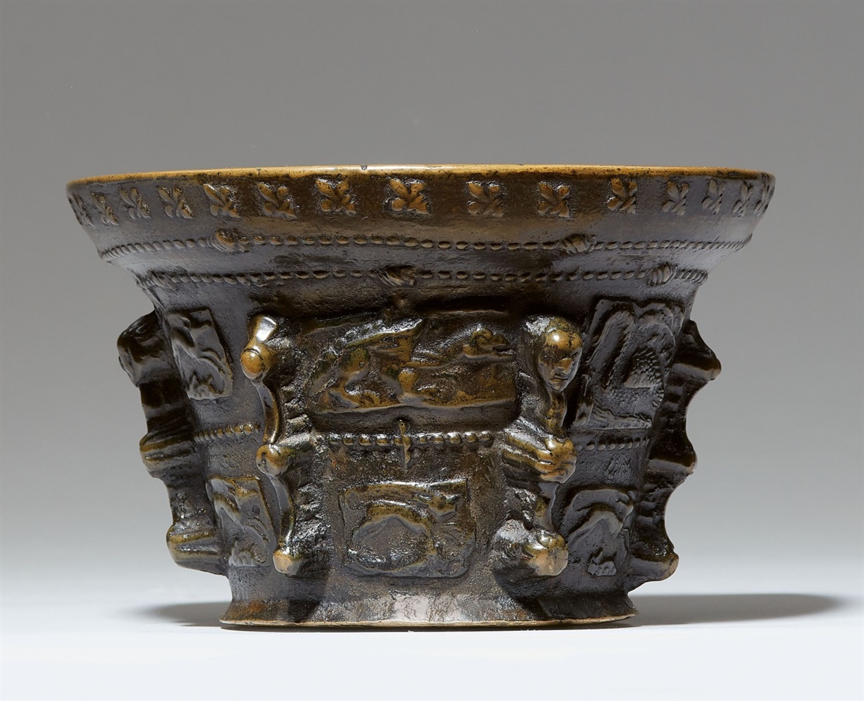 A magnificent French ribbed mortar with animal motifsGolden brown cast bronze with shimmering - Image 2 of 4