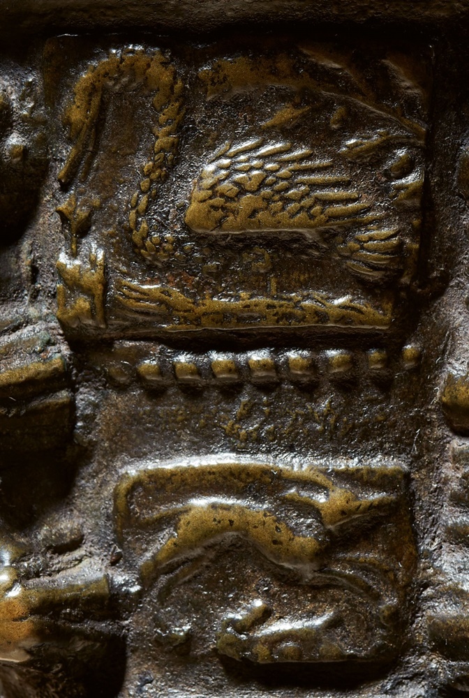 A magnificent French ribbed mortar with animal motifsGolden brown cast bronze with shimmering - Image 3 of 4