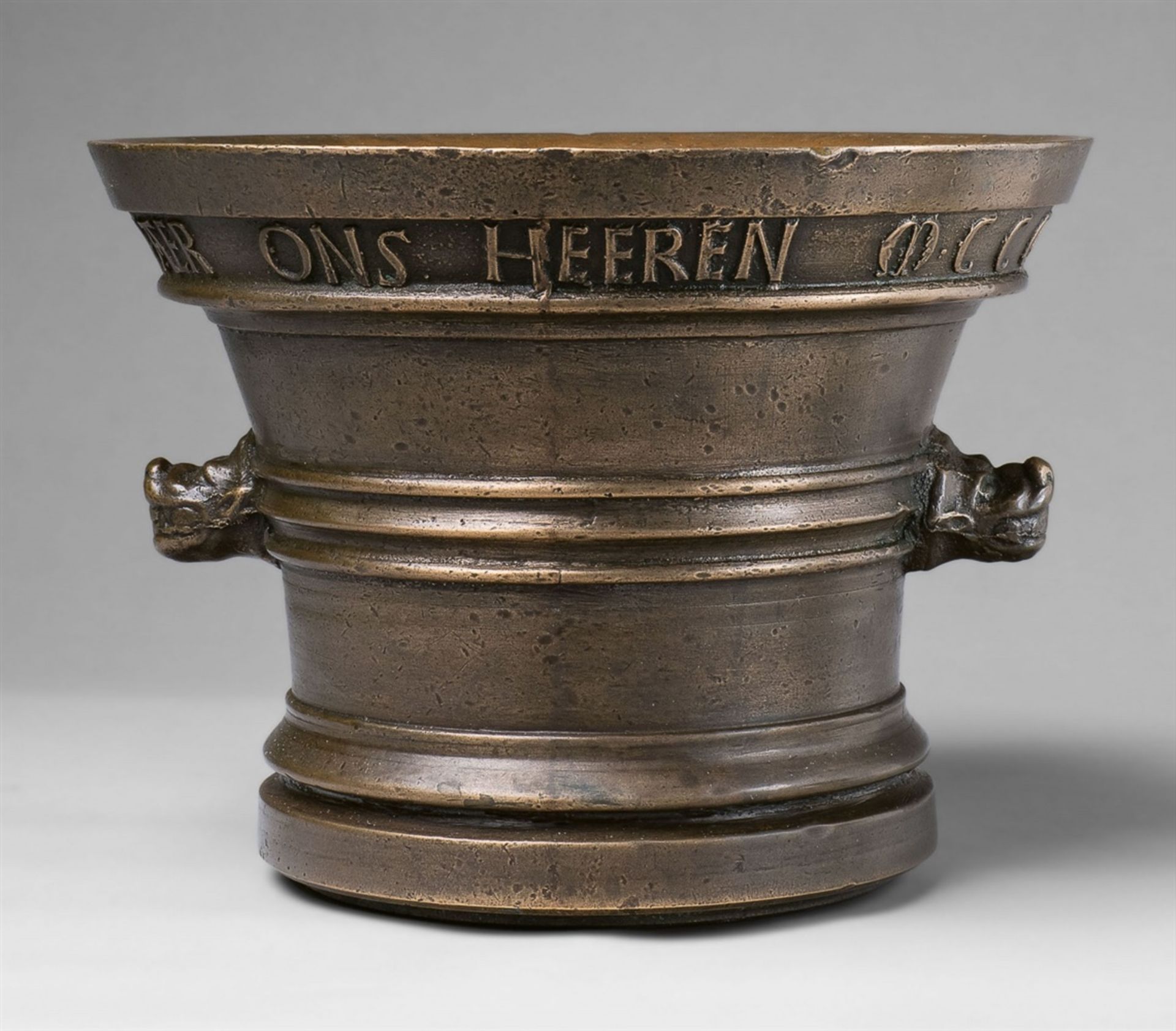 A large Netherlandish apothecary mortarThick cast bronze with golden brown patina. Bell-shaped - Bild 3 aus 3