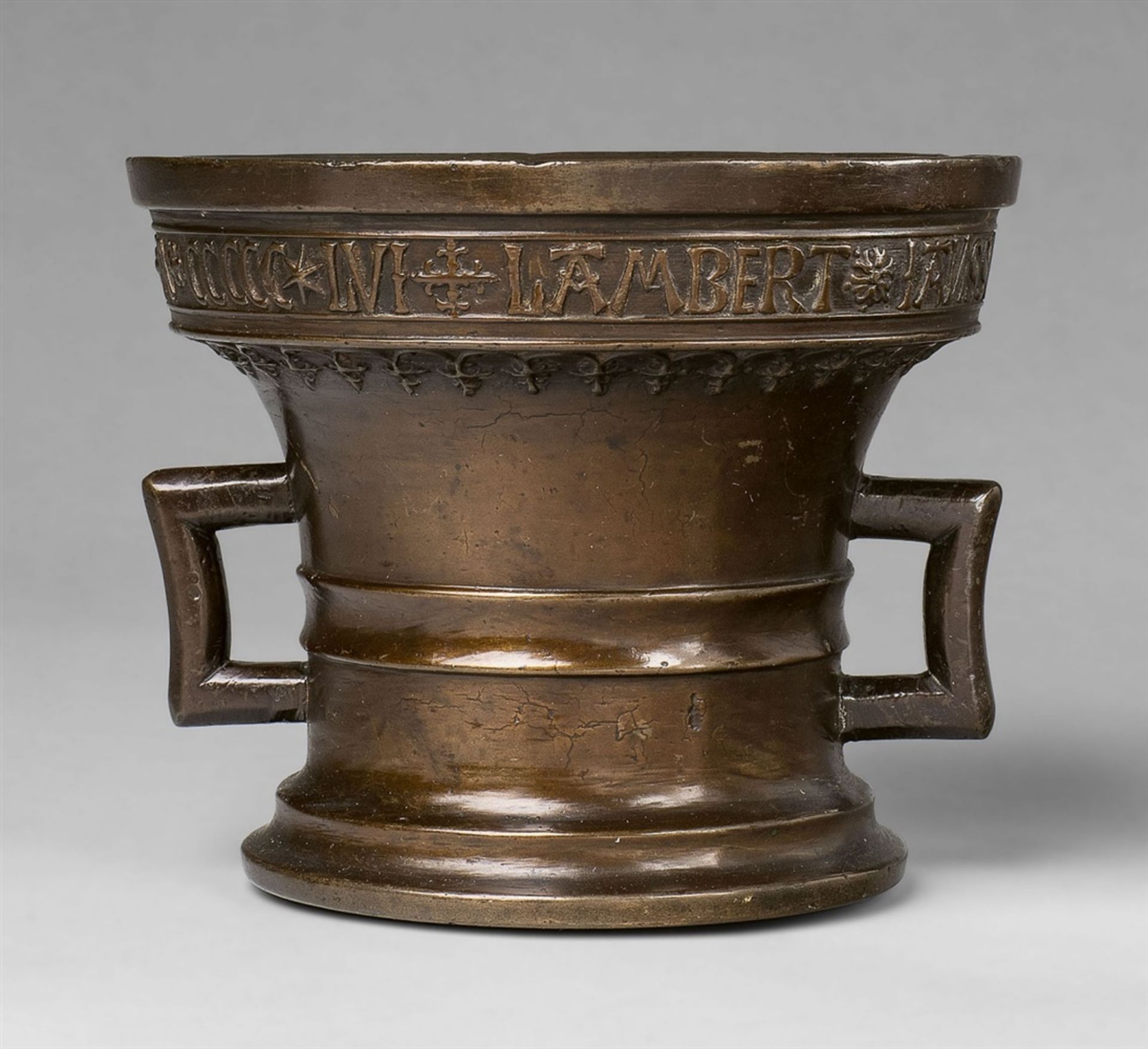 A dated mortar made for Lambert JanssoenGolden brown cast bronze with shimmering patina. Of tapering - Bild 2 aus 2