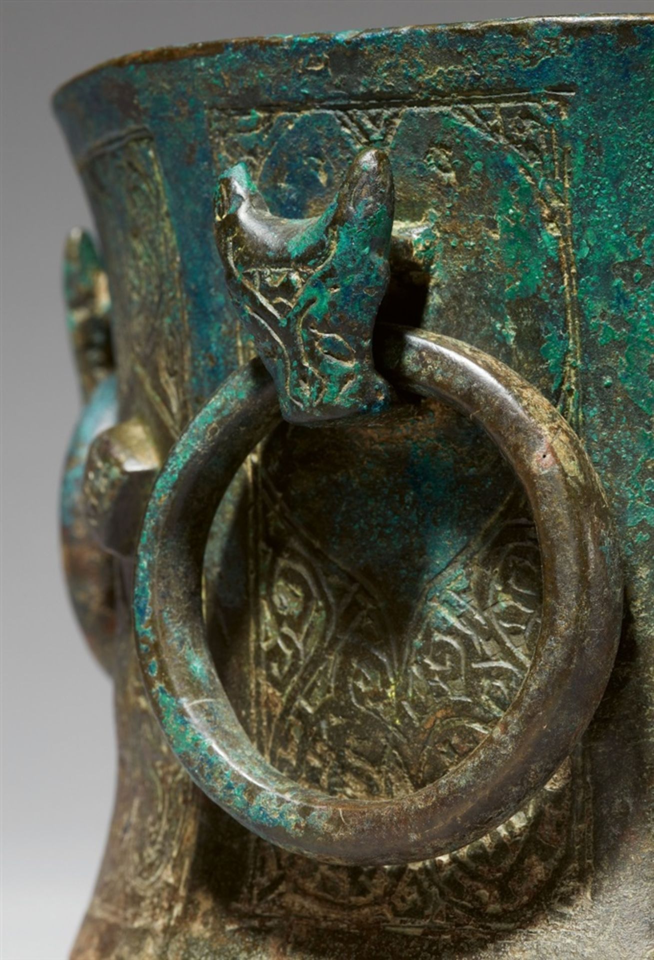 A rare mortar with four animal head handlesChased cast bronze with brownish green patina. Of - Bild 2 aus 2