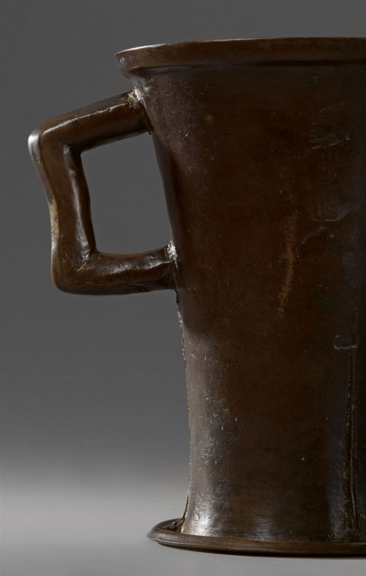 A North German one-handled mortarCast bronze with golden brown patina. Of narrow tapering form - Bild 2 aus 3