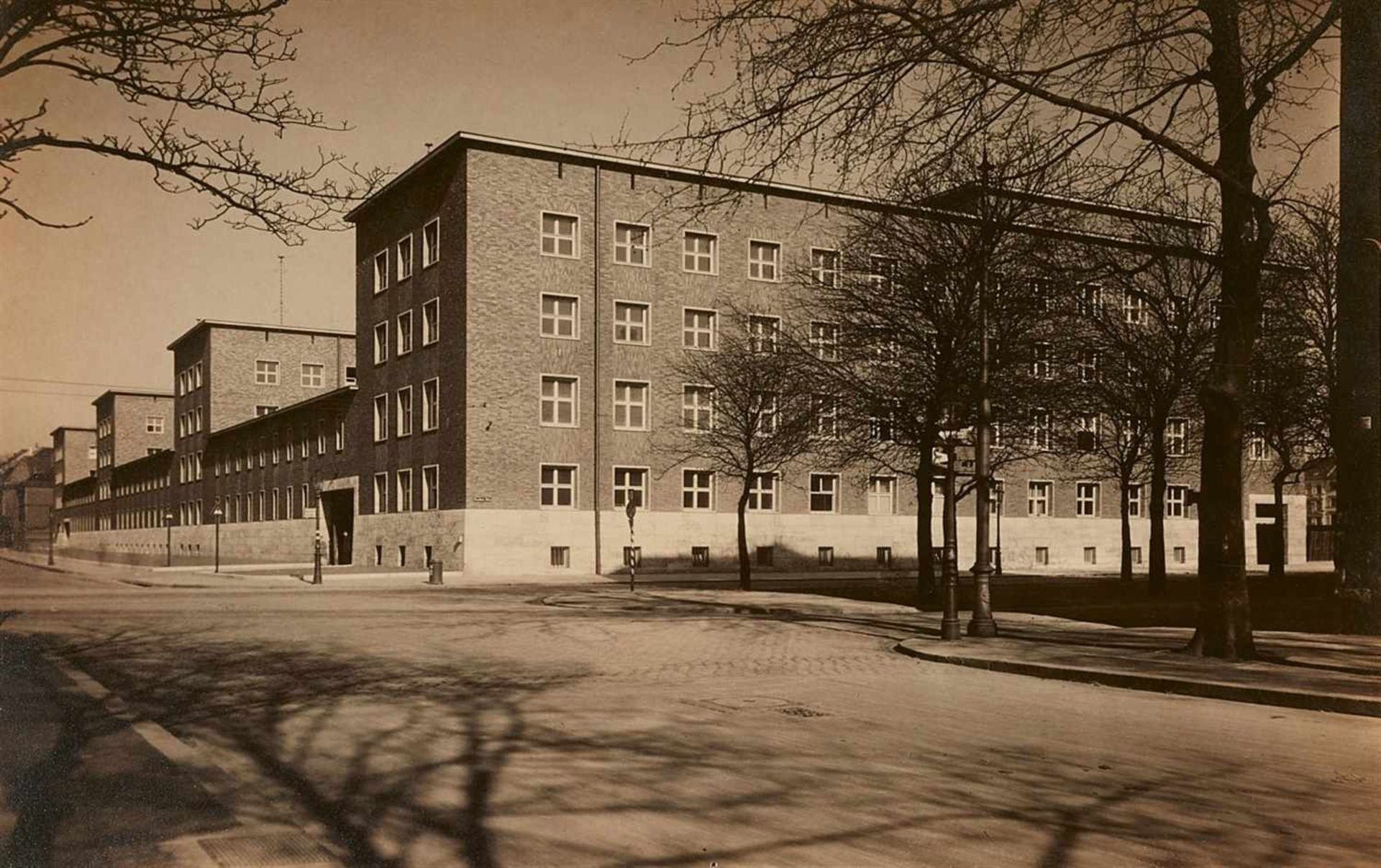 Hugo SchmölzPolizeipräsidium, Düsseldorf3 Vintages, Gelatinesilberabzüge. Von 12,5 x 23,1 cm (13,1 x - Bild 2 aus 3