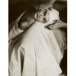 Horst P. HorstCarmen Face Massage, New YorkSpäterer Gelatinesilberabzug. 45,1 x 34,9 cm (50,2 x 40