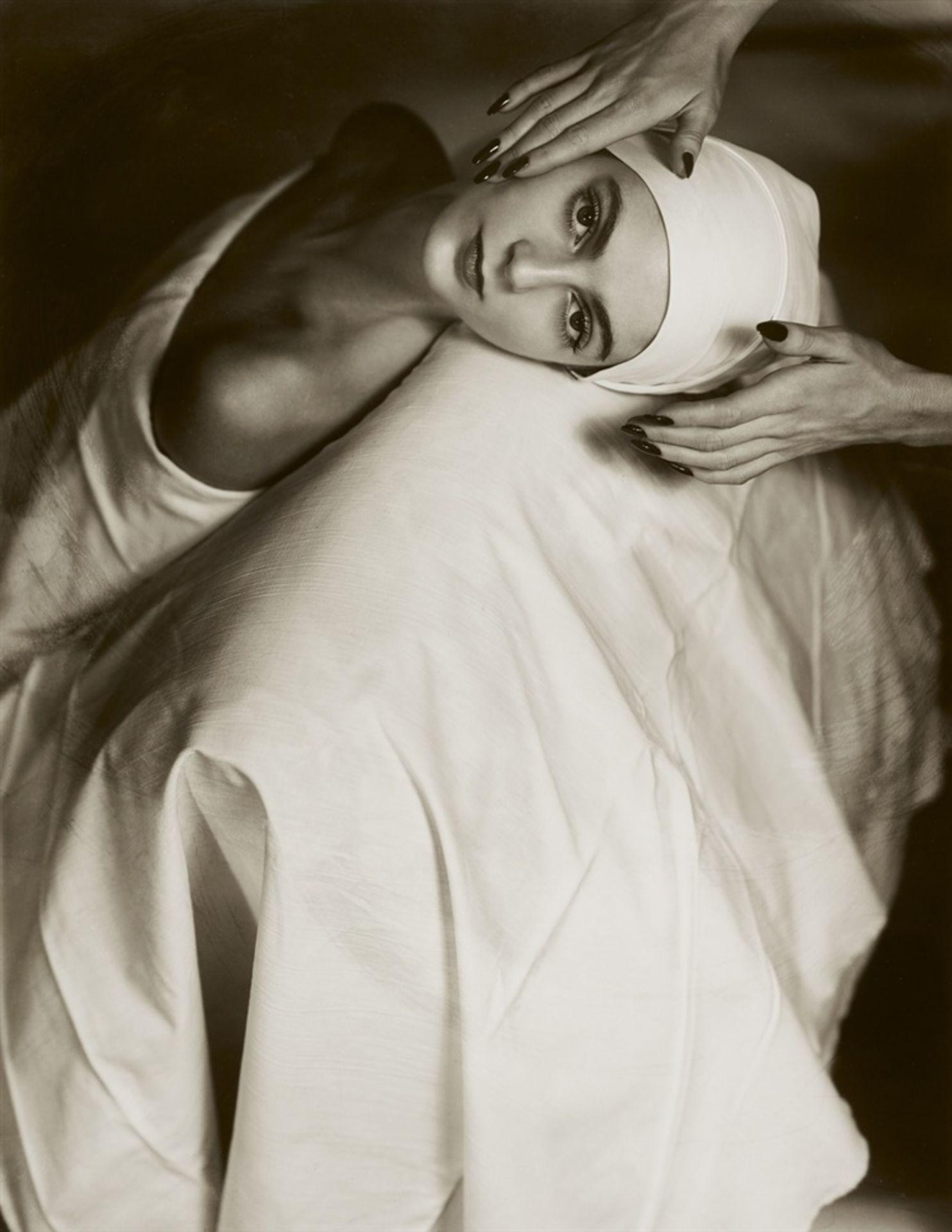 Horst P. HorstCarmen Face Massage, New YorkSpäterer Gelatinesilberabzug. 45,1 x 34,9 cm (50,2 x 40
