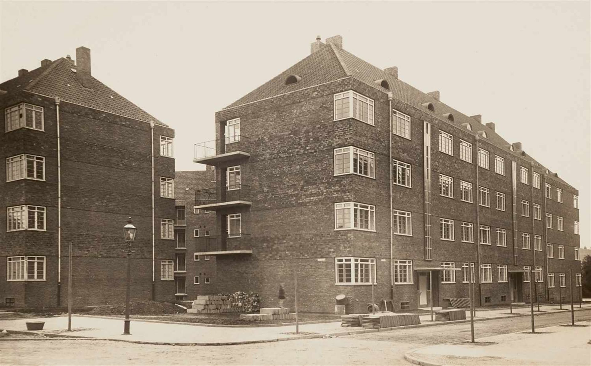 Ernst ScheelNeue Hamburg-Altonaer Großwohnbauten16 Vintages, Gelatinesilberabzüge. Von 12 x 16,9 - Bild 8 aus 12