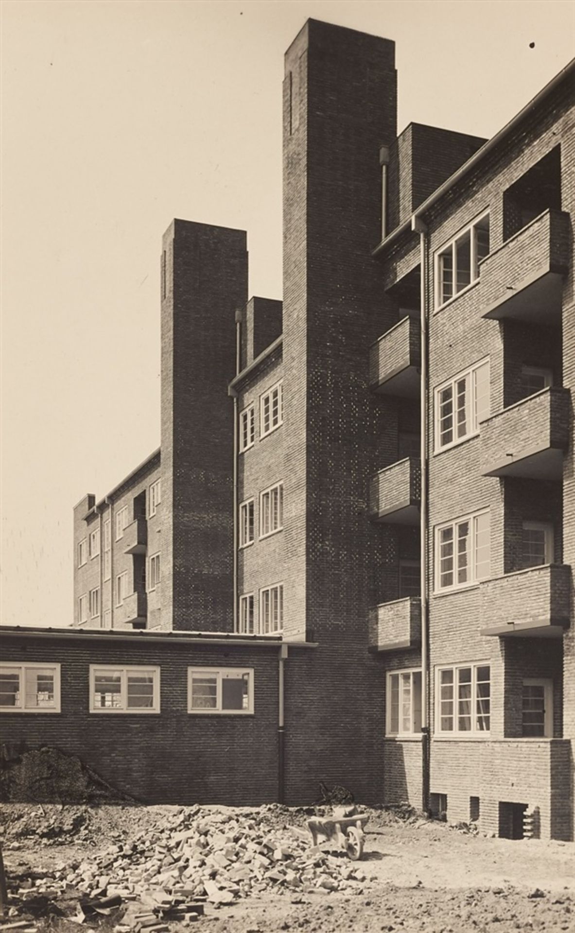 Ernst ScheelNeue Hamburg-Altonaer Großwohnbauten16 Vintages, Gelatinesilberabzüge. Von 12 x 16,9 - Bild 3 aus 12