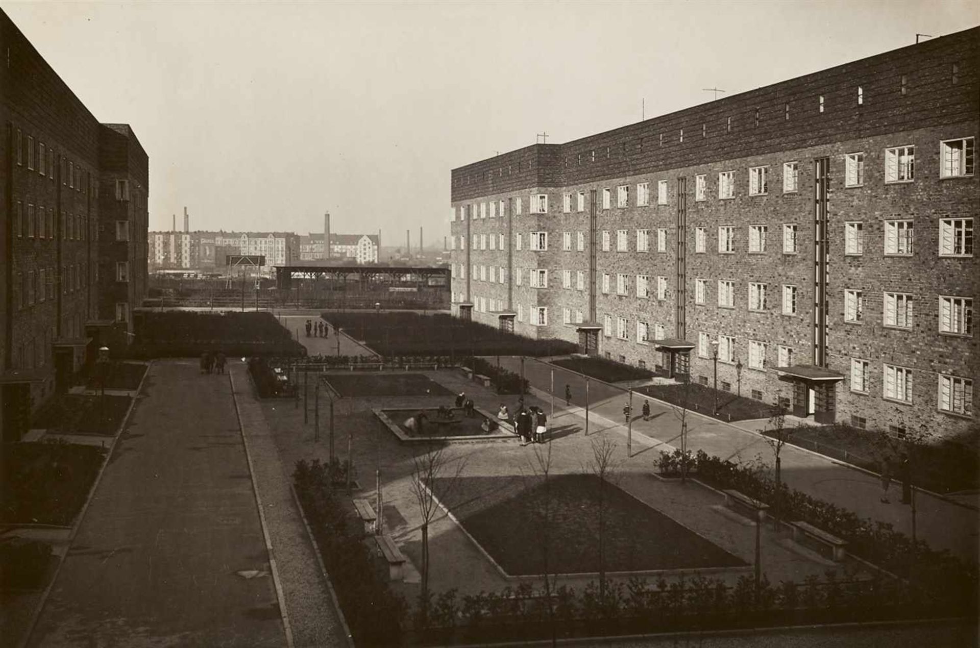 Ernst ScheelNeue Hamburg-Altonaer Großwohnbauten16 Vintages, Gelatinesilberabzüge. Von 12 x 16,9