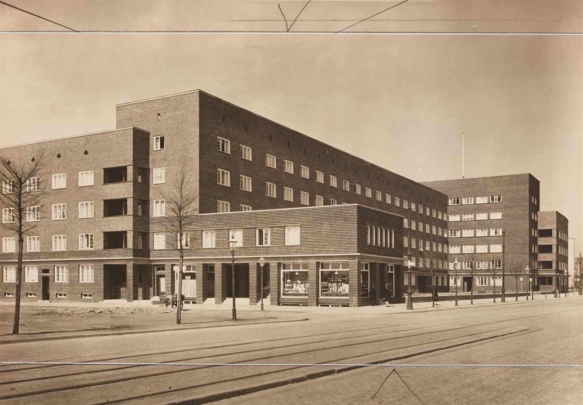 Ernst ScheelNeue Hamburg-Altonaer Großwohnbauten16 Vintages, Gelatinesilberabzüge. Von 12 x 16,9 - Bild 4 aus 12