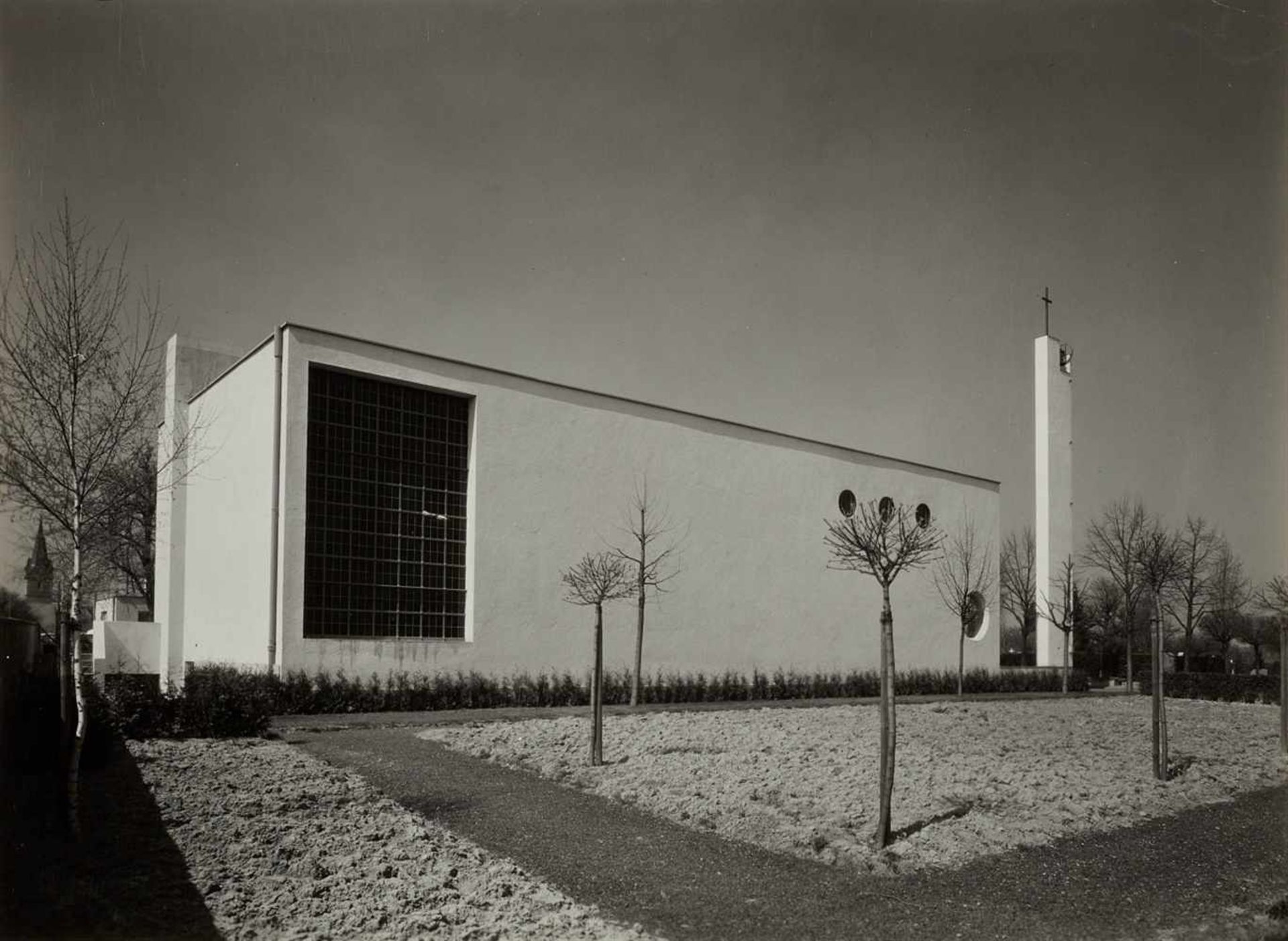 Adolf LaziFriedhofskapelle, Kornwestheim2 Vintages, Gelatinesilberabzüge hochglänzend. Jeweils 16,