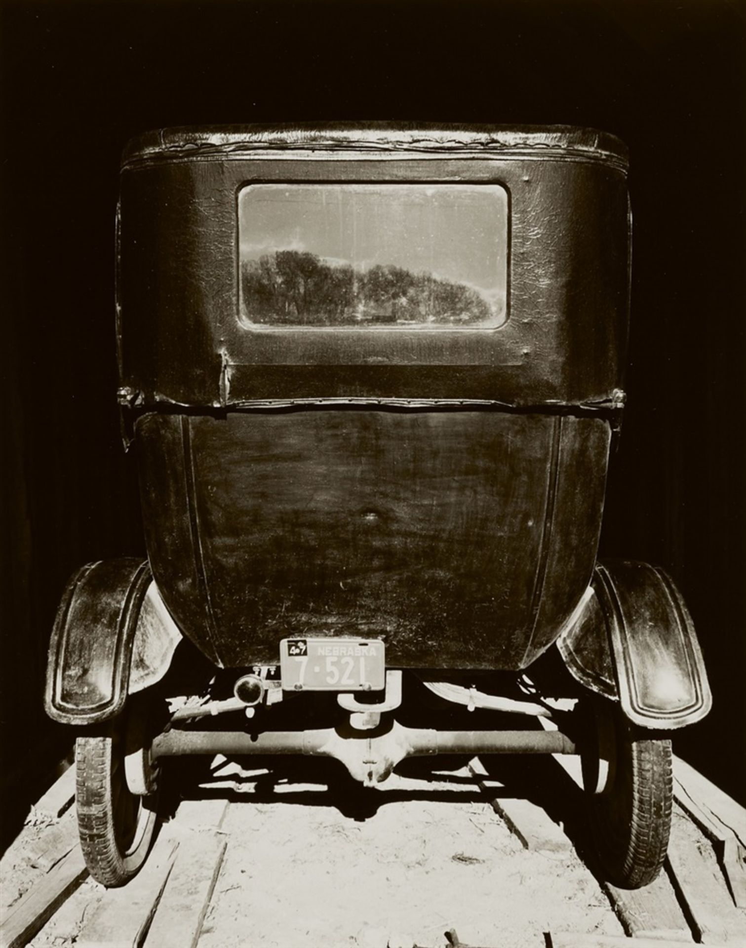 Wright MorrisModel T in Shed, The Home Place, near Norfolk, NebraskaGelatinesilberabzug 1981. 24,1 x