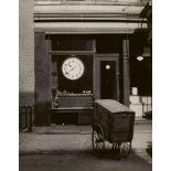 Berenice AbbottChristopher Street shop, New YorkVintage, Gelatinesilberabzug. 24,3 x 19 cm (25,3 x