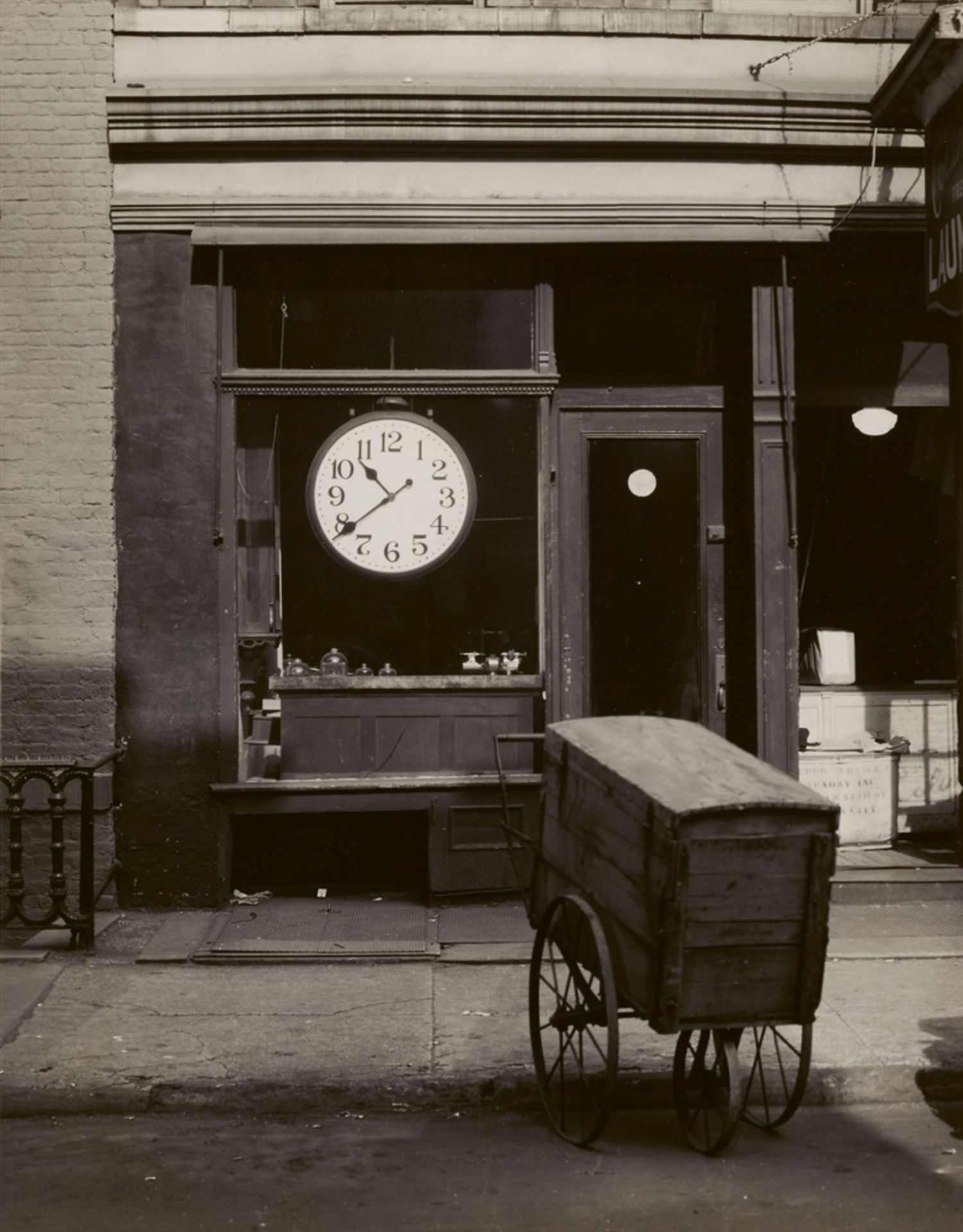 Berenice AbbottChristopher Street shop, New YorkVintage, Gelatinesilberabzug. 24,3 x 19 cm (25,3 x