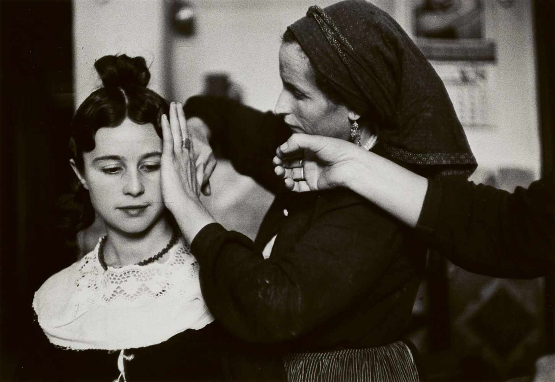 Inge MorathNavalcan, Old Castille, Bridesmaid being coiffed by sister and grandmotherSpäterer