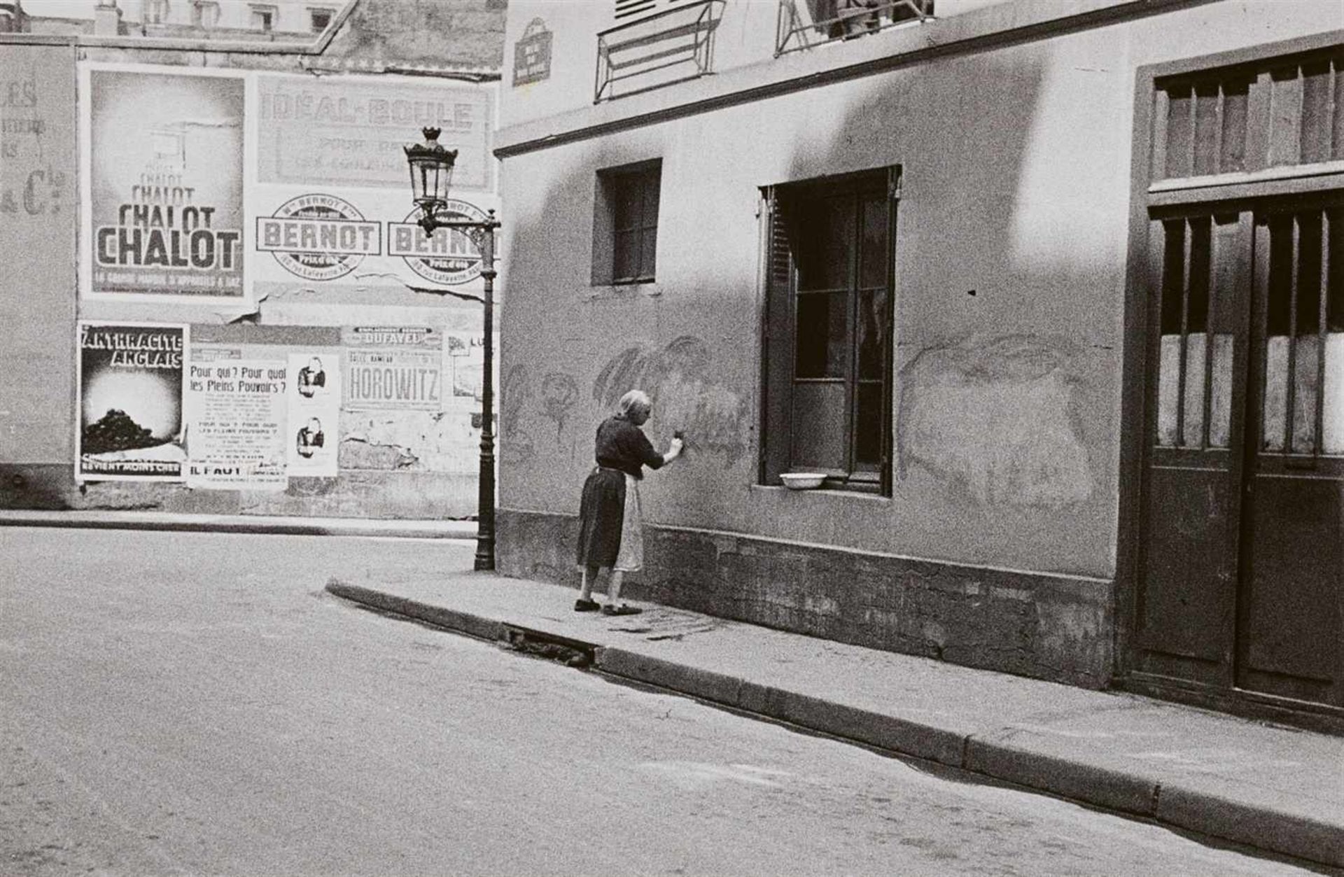 Gisèle FreundUne rue à ParisSpäterer Gelatinesilberabzug. 24,2 x 36,1 cm (28,2 x 39,2 cm). Unten