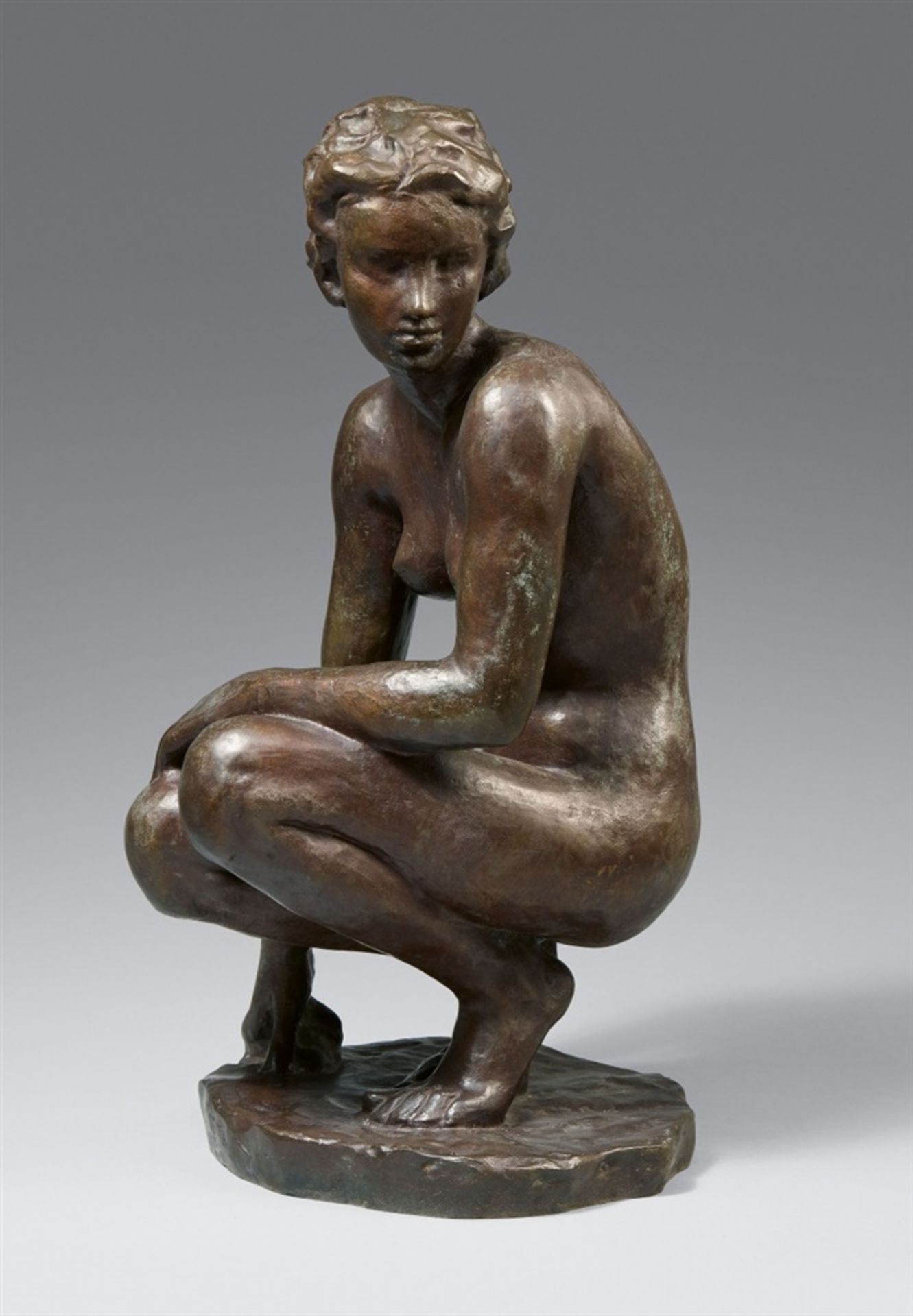 Fritz KlimschHockendeBronze Höhe 48 cm Auf der mitgegossenen Plinthe monogrammiert 'F K' und am