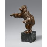 August GaulStehender BärBronze auf schwarzem Marmorsockel (6,6 x 8,4 x 8,4 cm) montiert Höhe 20,5 cm