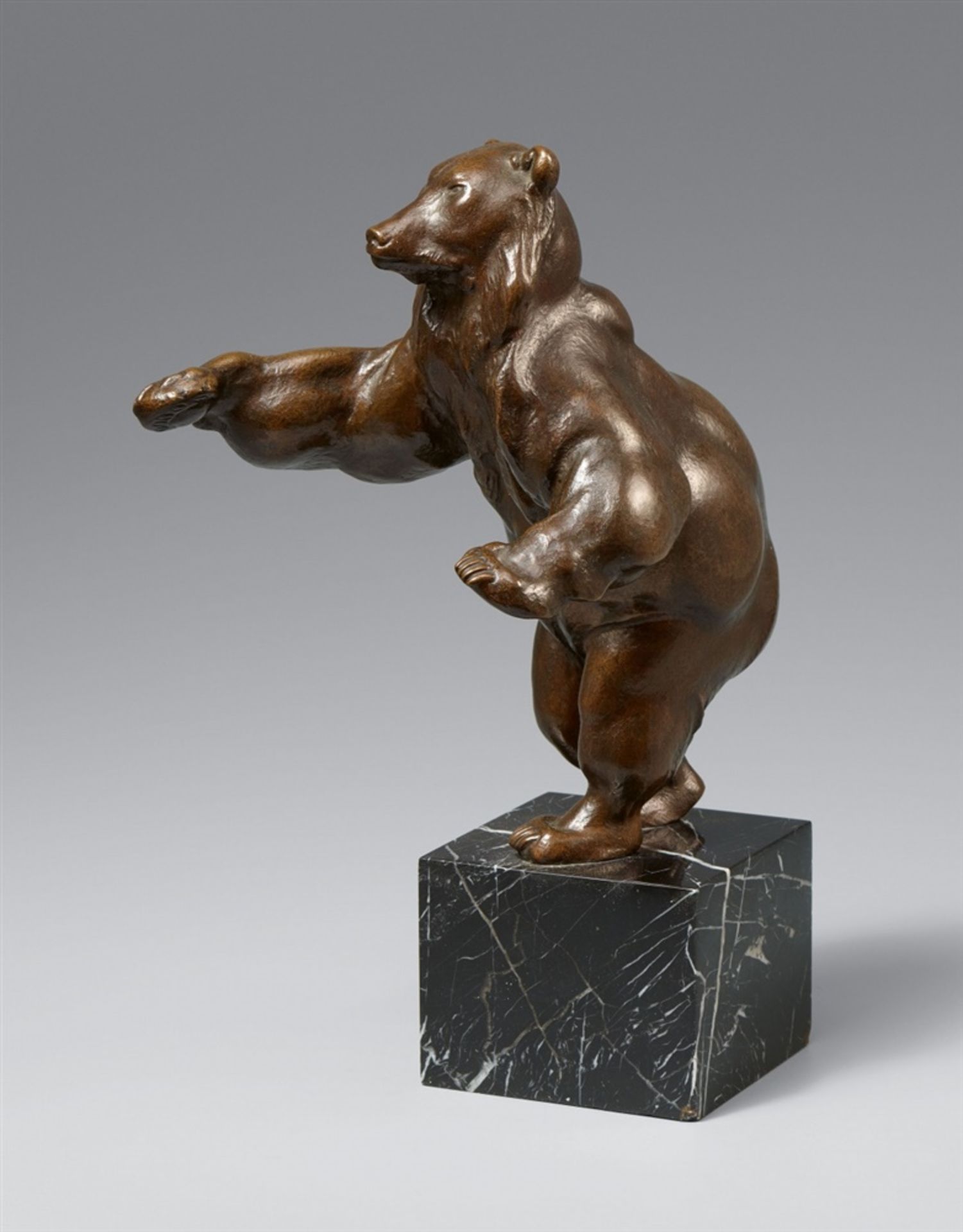 August GaulStehender BärBronze auf schwarzem Marmorsockel (6,6 x 8,4 x 8,4 cm) montiert Höhe 20,5 cm