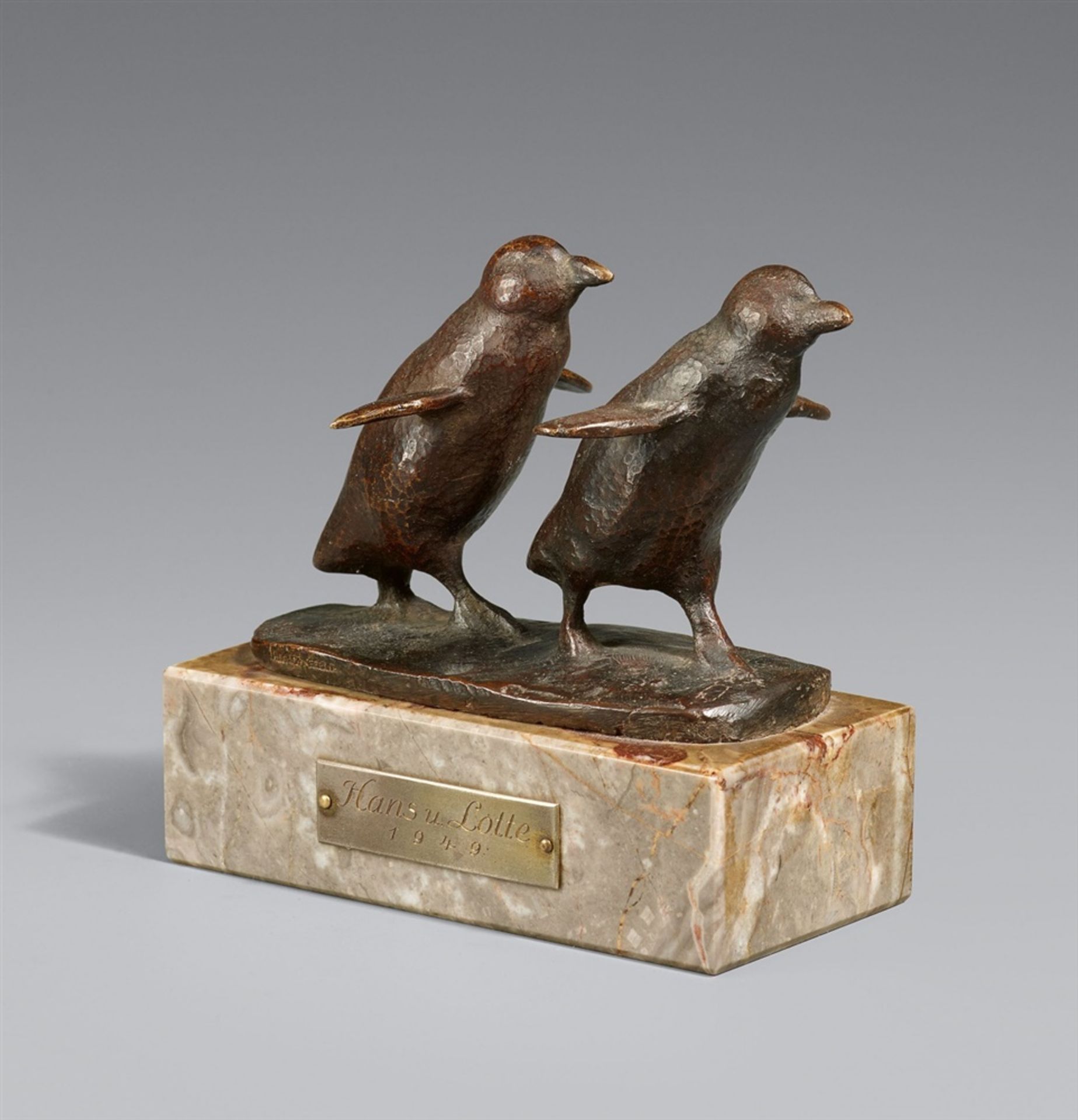 August GaulZwei laufende PinguineBronze Höhe 6,8 cm. Auf Marmorsockel (3 x 10,2 x 5 cm) montiert Auf