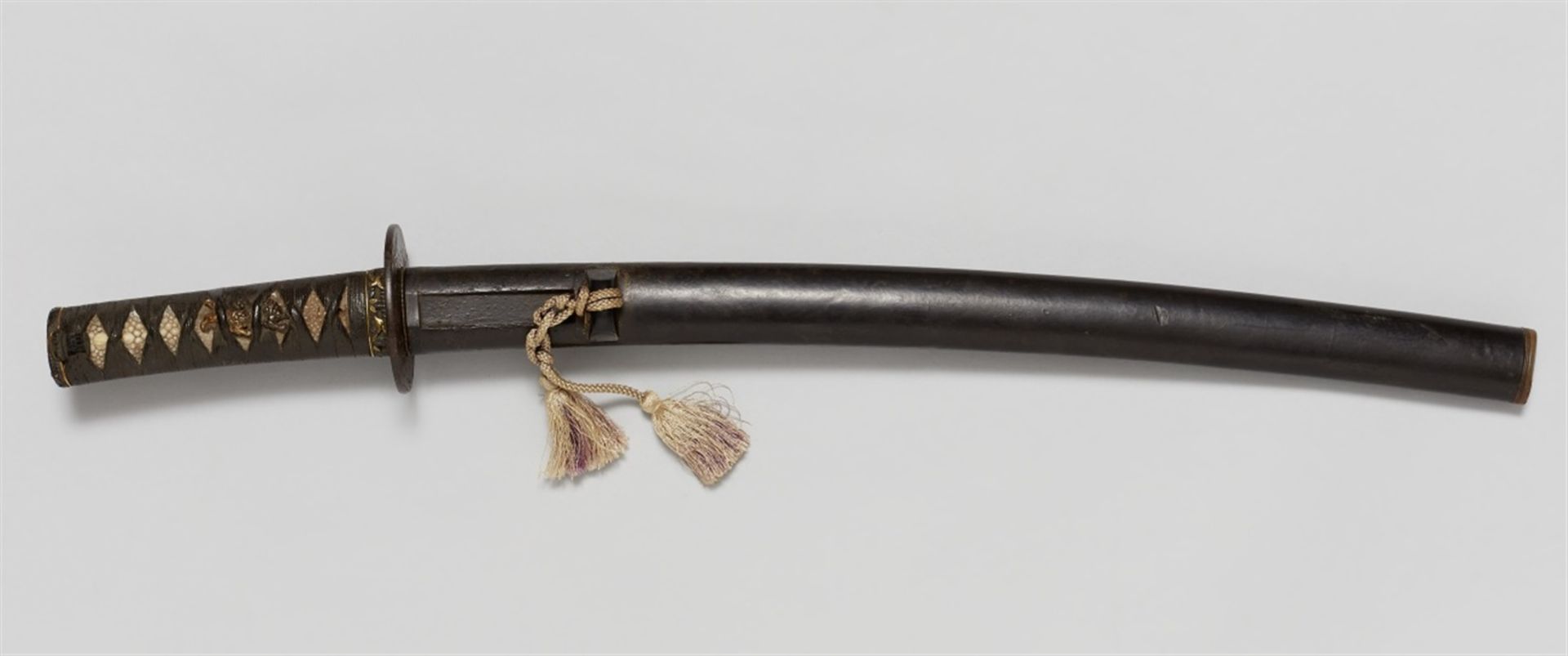 Wakizashi. Edo-ZeitKlinge: L 44 cm, shinogi zukuri mit bo hi, hada und hamon unklar, chû-kissaki.