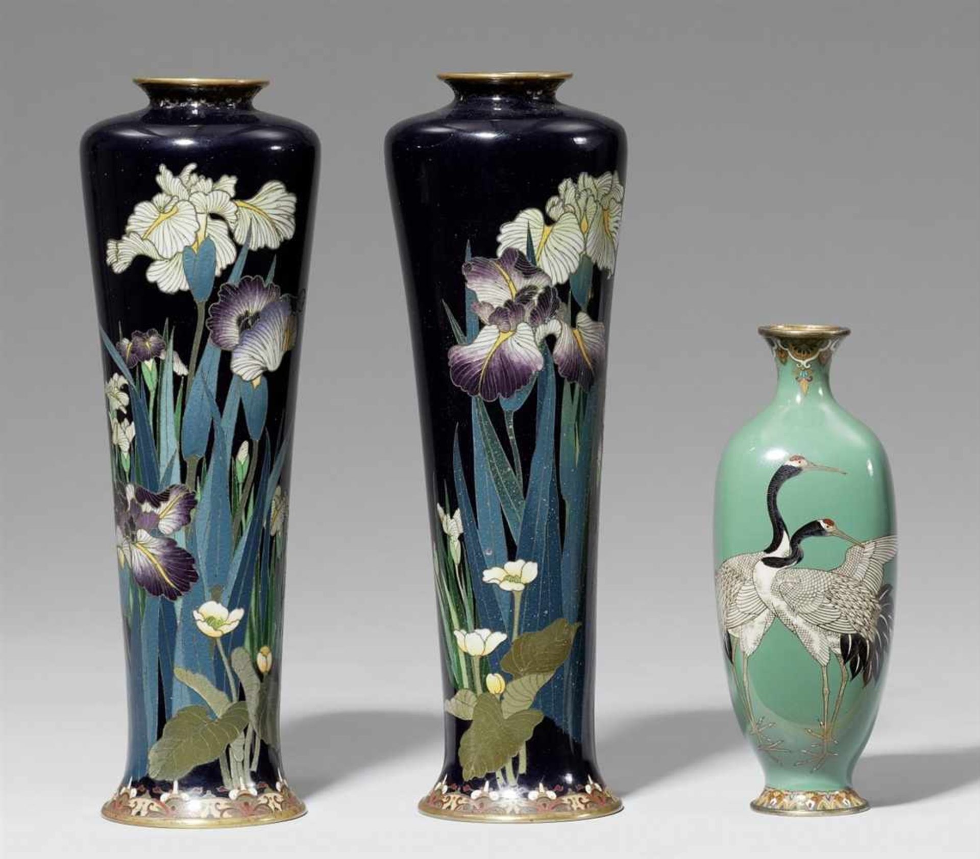 Paar Vasen und eine kleinere Vase. Email cloisonné. Spätes 19. Jha) Schlanke Form, dekoriert mit