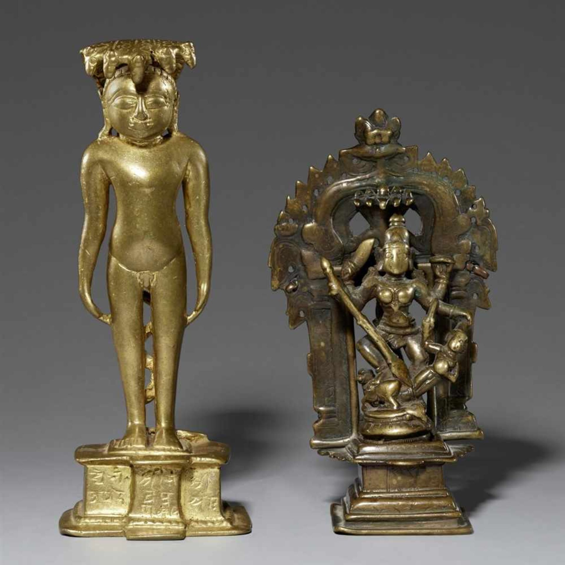 Jain-Figur und Durga Altar, 3-tlg., Gelbguss. Maharashtra. 17./19. Jh.a) Jina Suparsvanatha, stehend