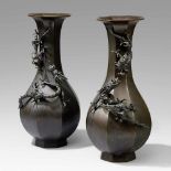 Paar große achtkantige Vasen. Bronze. Meiji-ZeitAm Boden sign.: SeifûBirnförmig mit schlankem Hals