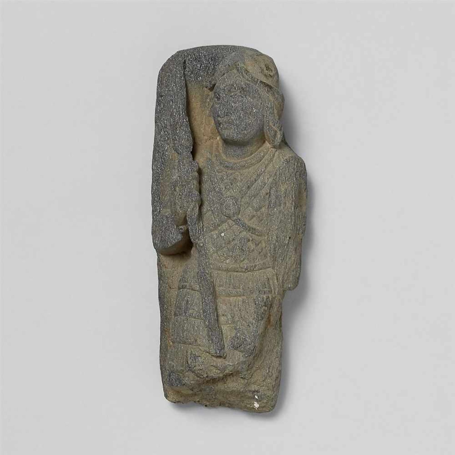 Architekturfragment. Grauer Schist mit Lehmspuren. Pakistan, Gandhara. 2./3. Jh.Figur eines