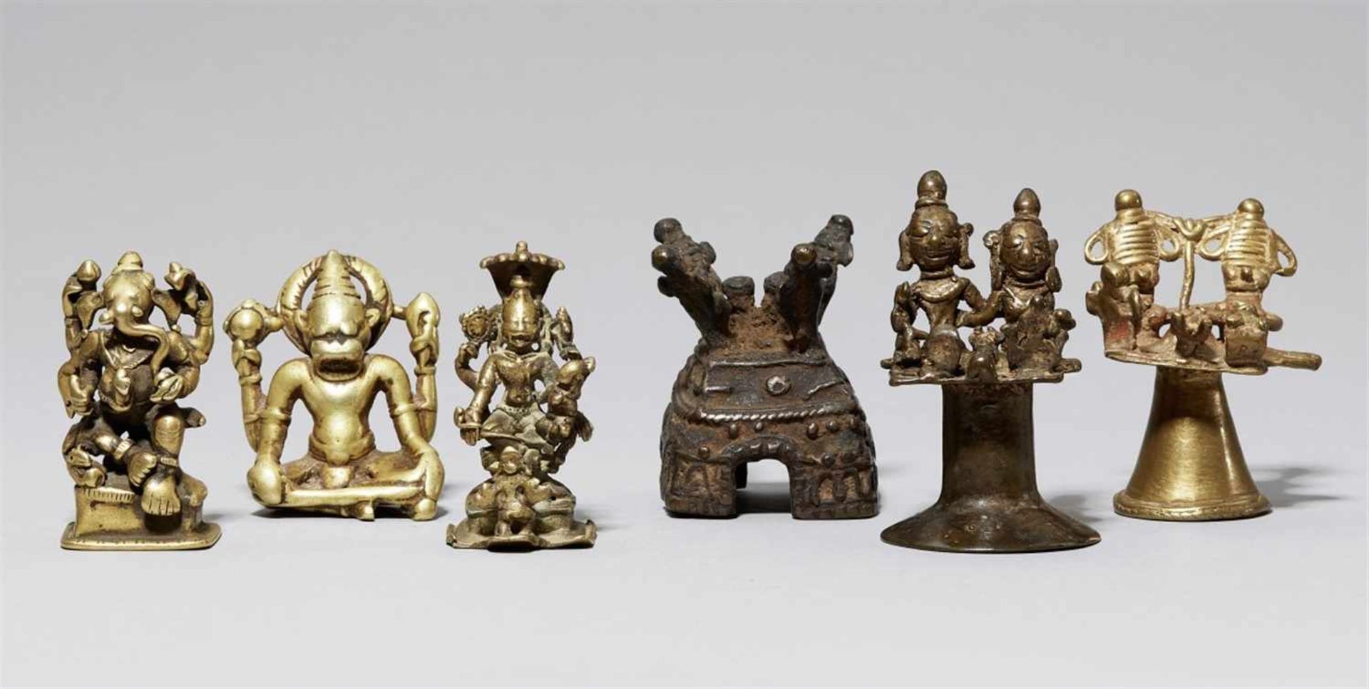 Drei kleine Figuren. Gelbguss. Zentralindien. 17./19. Jh.a) Ganesha mit Attributen, naga um den