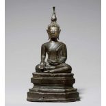 Shakyamuni maravijaya. Bronze. Nord-Thailand, Chiang San. 15./16. Jh.Im Meditationssitz auf einem