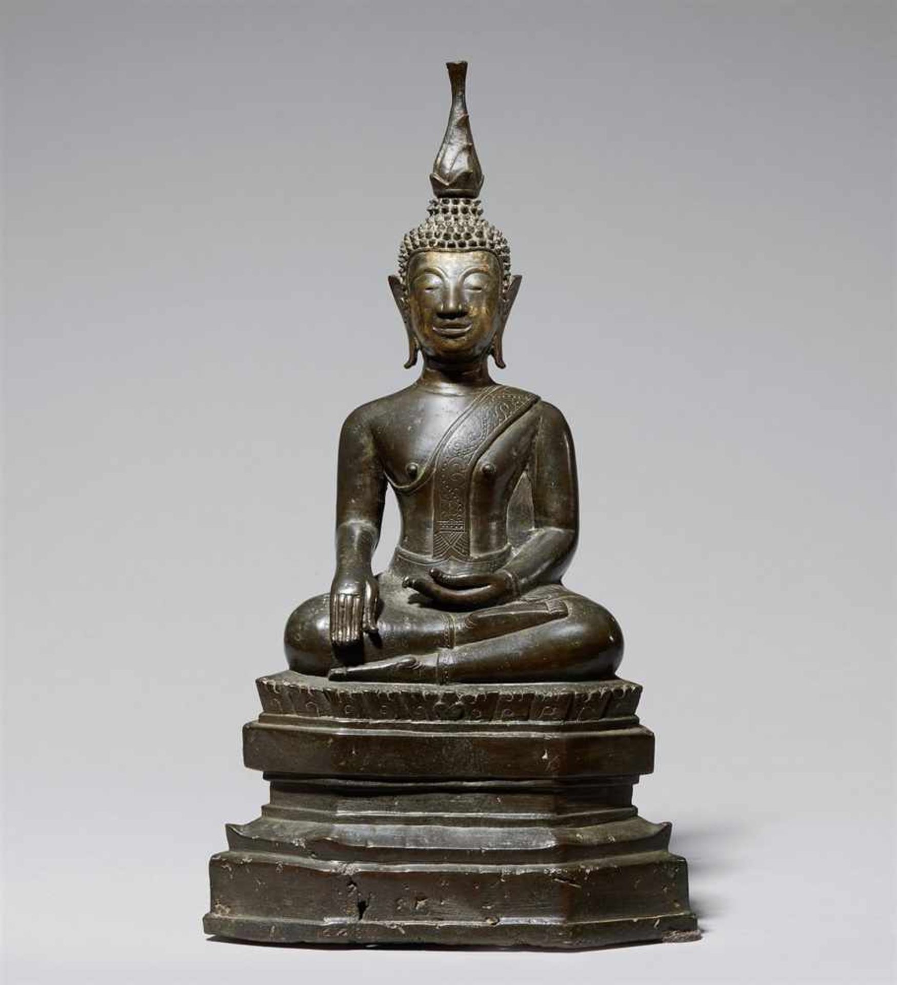 Shakyamuni maravijaya. Bronze. Nord-Thailand, Chiang San. 15./16. Jh.Im Meditationssitz auf einem