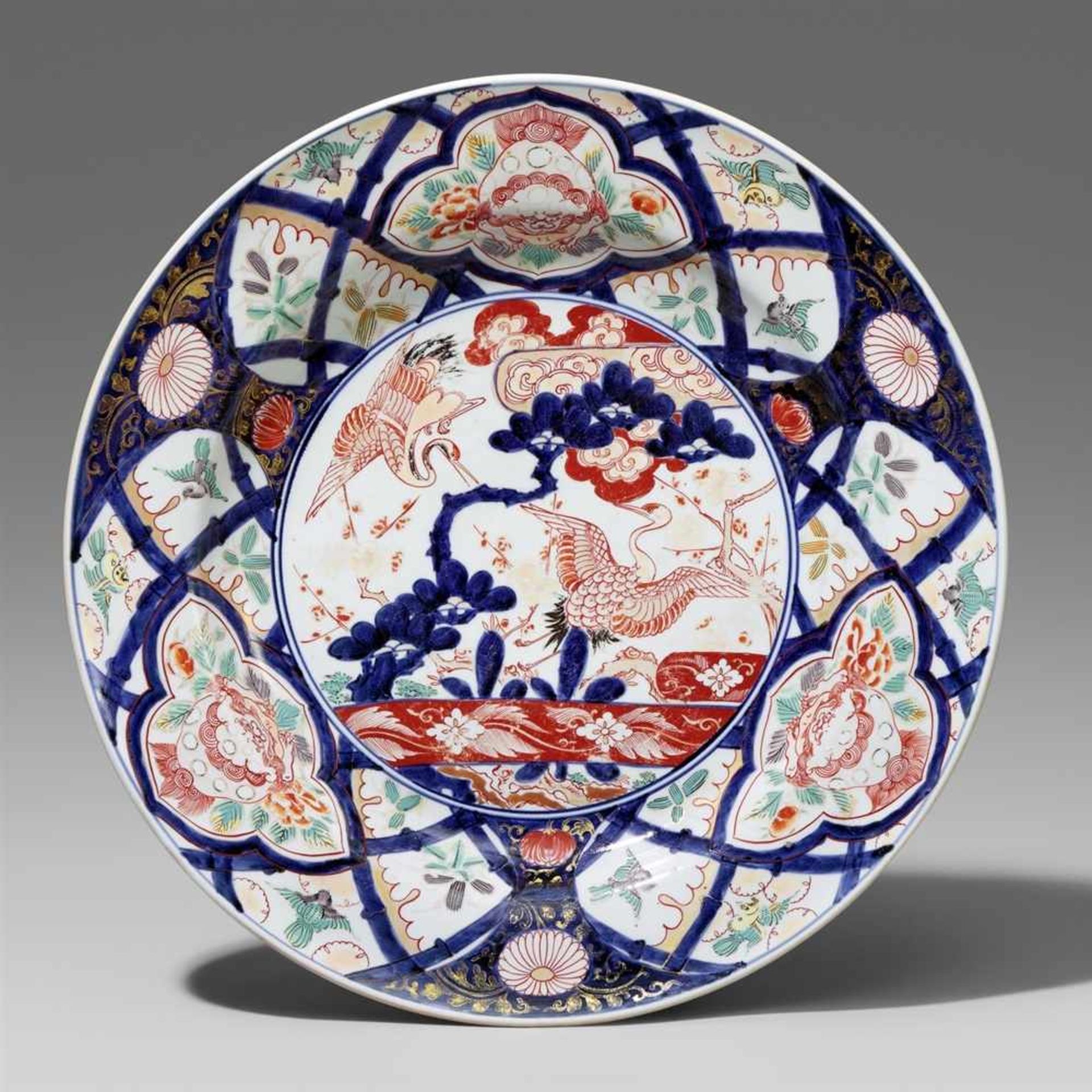 Zwei Imari-Platten. Arita. Frühes 18. Jh.In sehr dunklem Unterglasurblau, Eisenrot, Grün, Schwarz