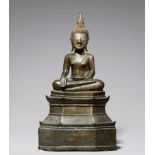 Buddha Shakyamuni. Bronze. Laos. 16./17. Jh.Im Meditationssitz auf einem hohen gestuften Sockel, mit