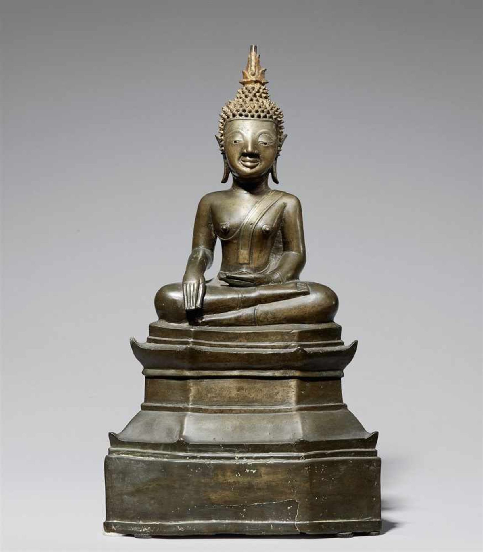 Buddha Shakyamuni. Bronze. Laos. 16./17. Jh.Im Meditationssitz auf einem hohen gestuften Sockel, mit