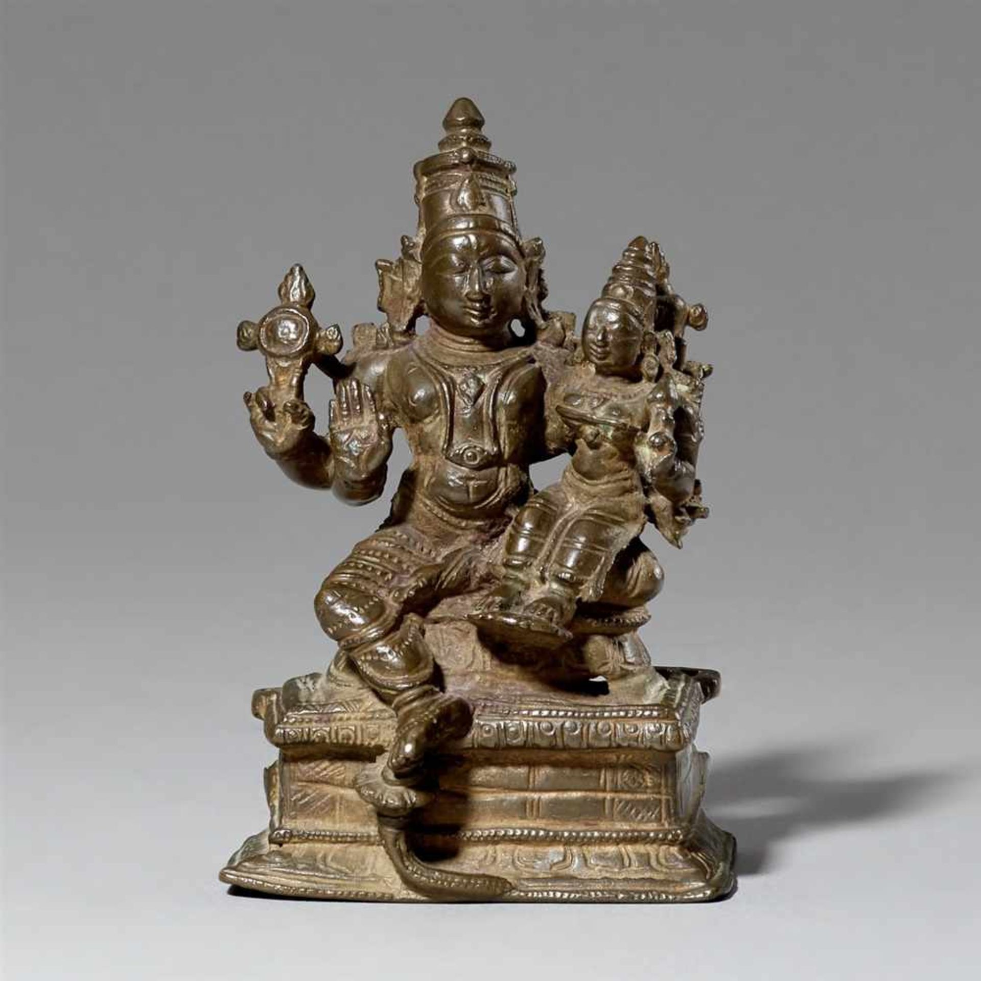 Lakshmi Narayana. Bronze. Südindien. 17./19. Jh.Vierarmiger Vishnu, sitzend mit Lakshmi auf seinem