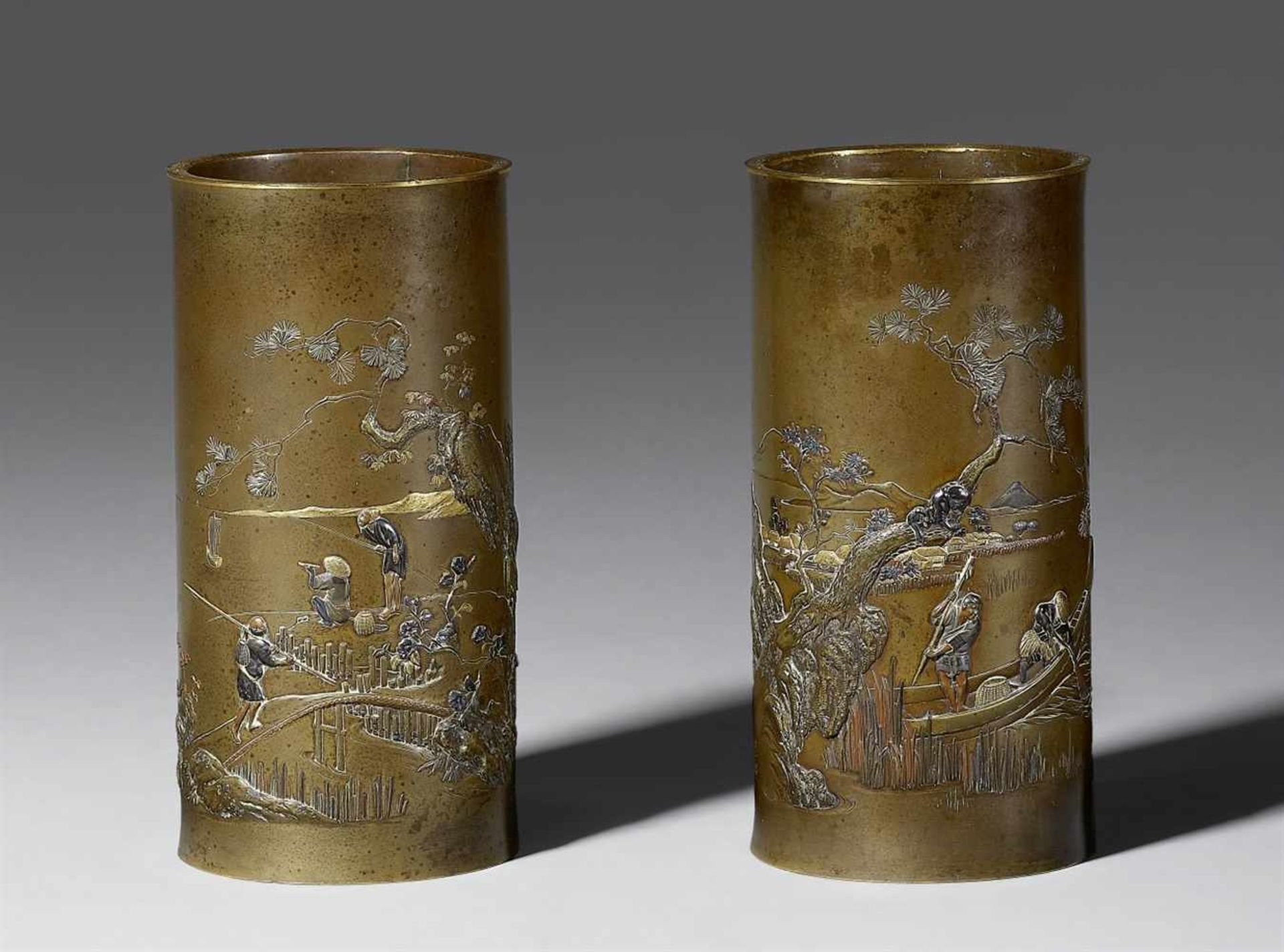 Paar Ziervasen. Bronze. Um 1900Am Boden Ritzsign.: Kyoto Inoue seiZylindrisch. In Gravur und