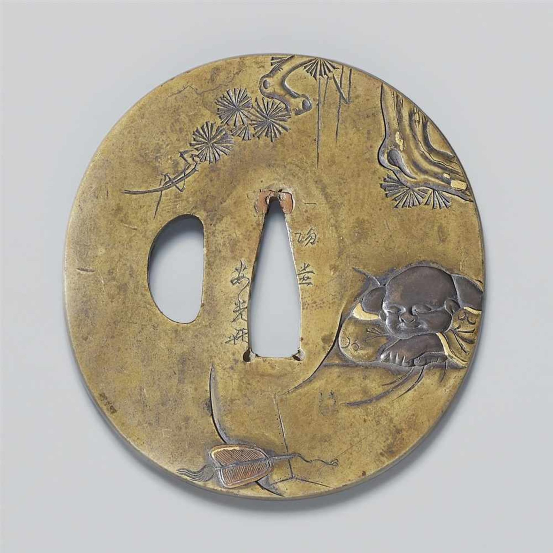 Zwei Weichmetall-tsuba. 19. Jh.a) Oval. Sentoku. In Relief mit farbigen Einlagen Hotei, der über