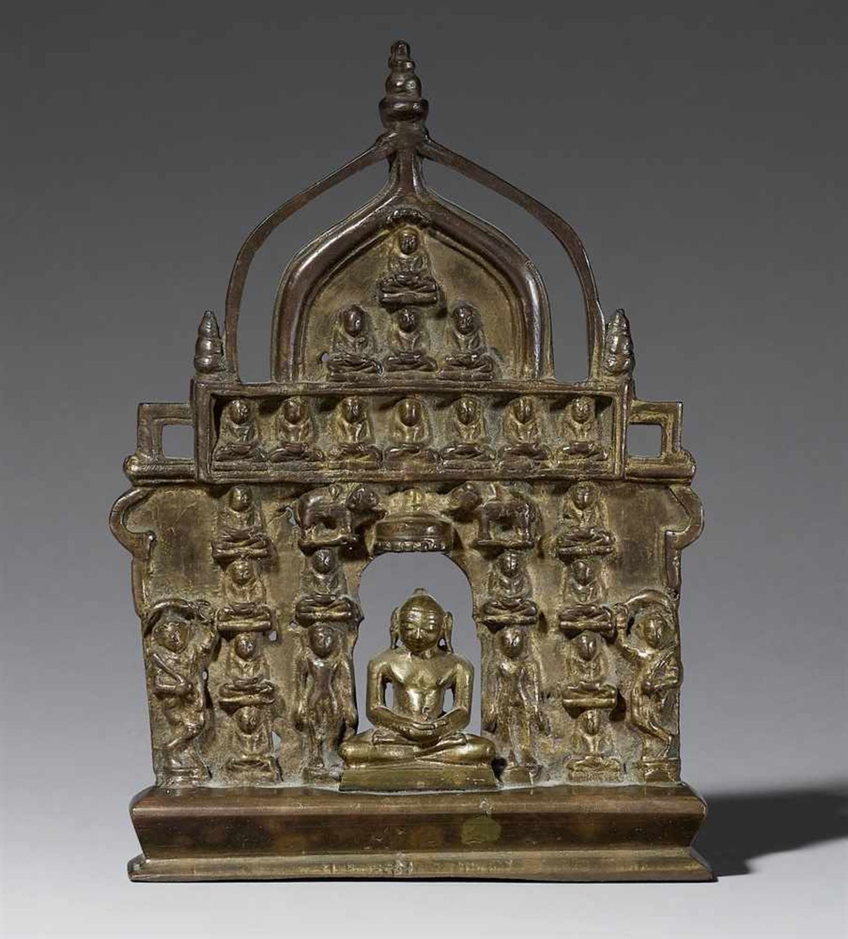 Jain-Altar mit 24 jina (chauvisi). Bronze. 19. Jh.In der Mitte wahrscheinlich Rishabhanatha im