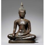 Buddha Shakyamuni. Bronze. Thailand, Sukhothai-Stil. 17./18. Jh.Der Buddha sitzt auf einem