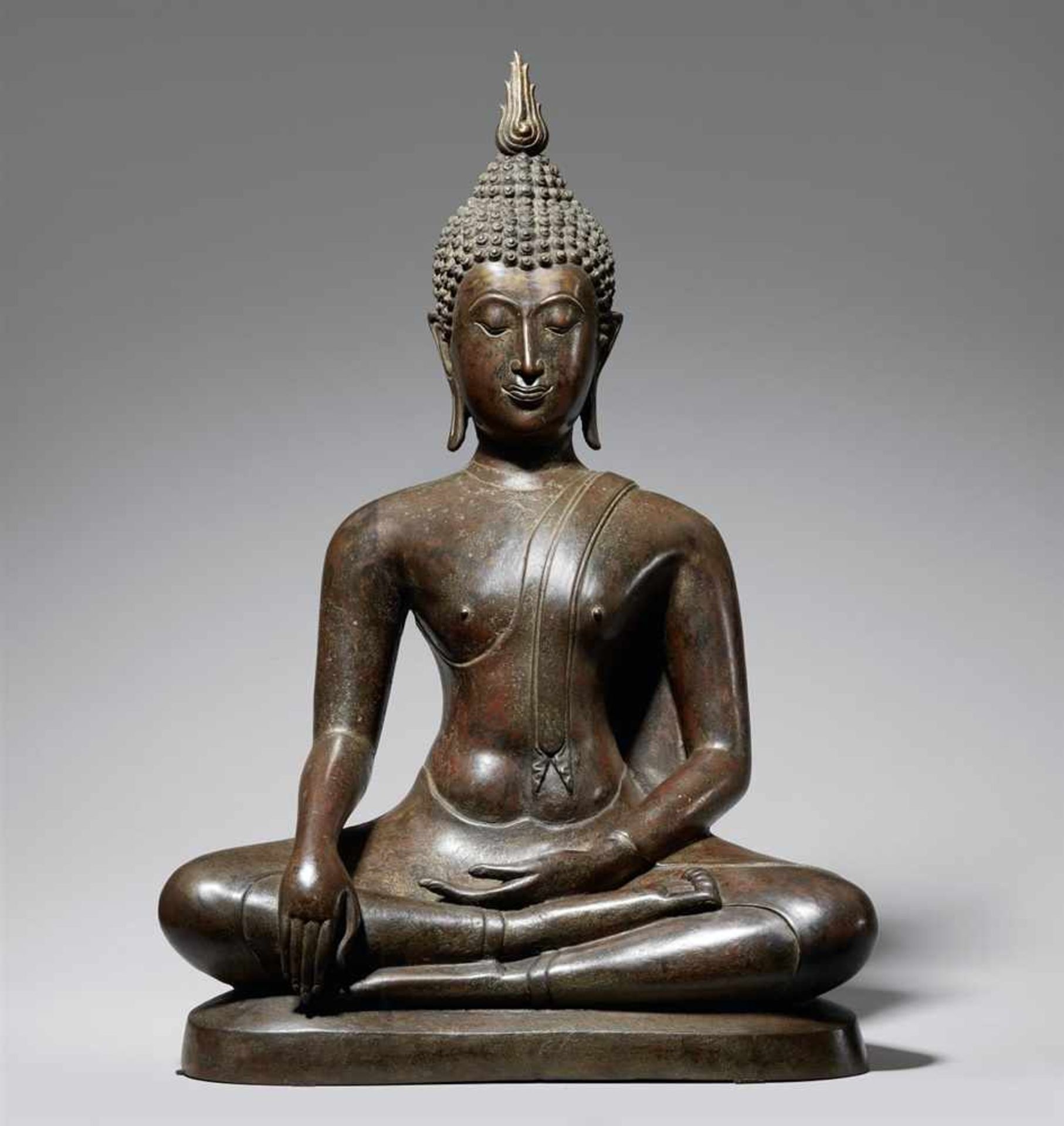 Buddha Shakyamuni. Bronze. Thailand, Sukhothai-Stil. 17./18. Jh.Der Buddha sitzt auf einem