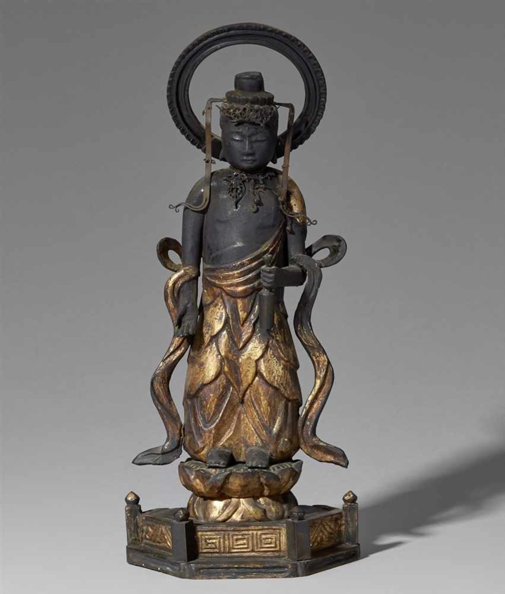 Kannon Bosatsu. Holz. Wohl frühe Edo-ZeitStehend auf doppeltem Lotossockel über einem Sockel mit