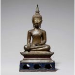 Buddha Shakyamuni. Bronze. Laos. 17. Jh.Im Meditationssitz auf einem gestuften und durchbrochenen