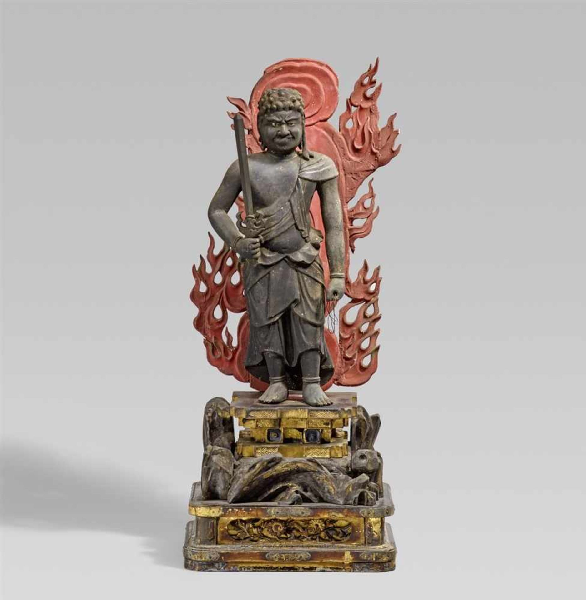 Figur des Fudô Myôô. Holz. Edo-ZeitDer König des mystischen Wissens steht in leichter tribhanga-