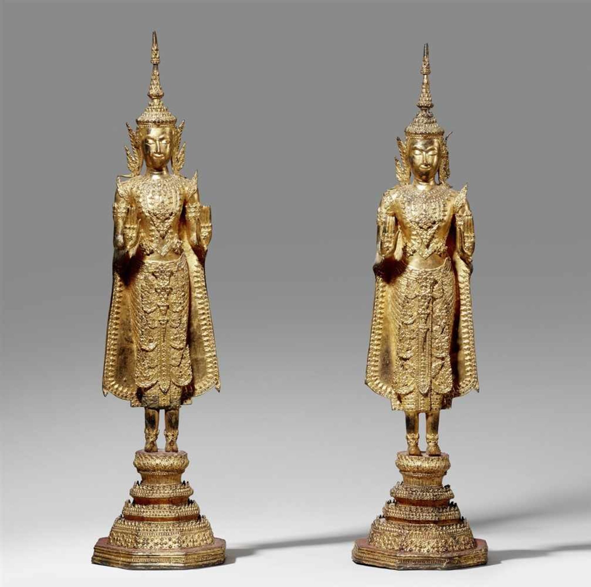 Zwei Figuren des Buddha im Fürstenschmuck. Bronze, über Schwarzlack vergoldet. Thailand.