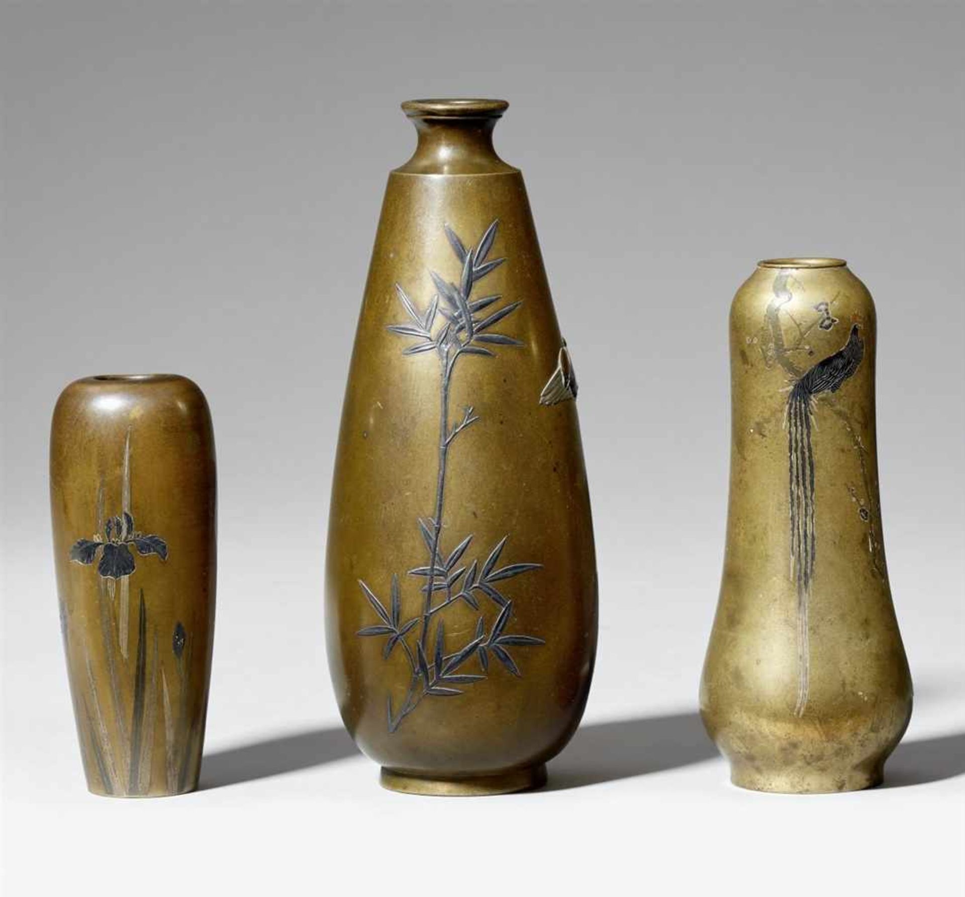 Drei schlanke Vasen. Bronze. Wohl Kyoto. Um 1900a) In flacher Buntmetalleinlage Iris. b)