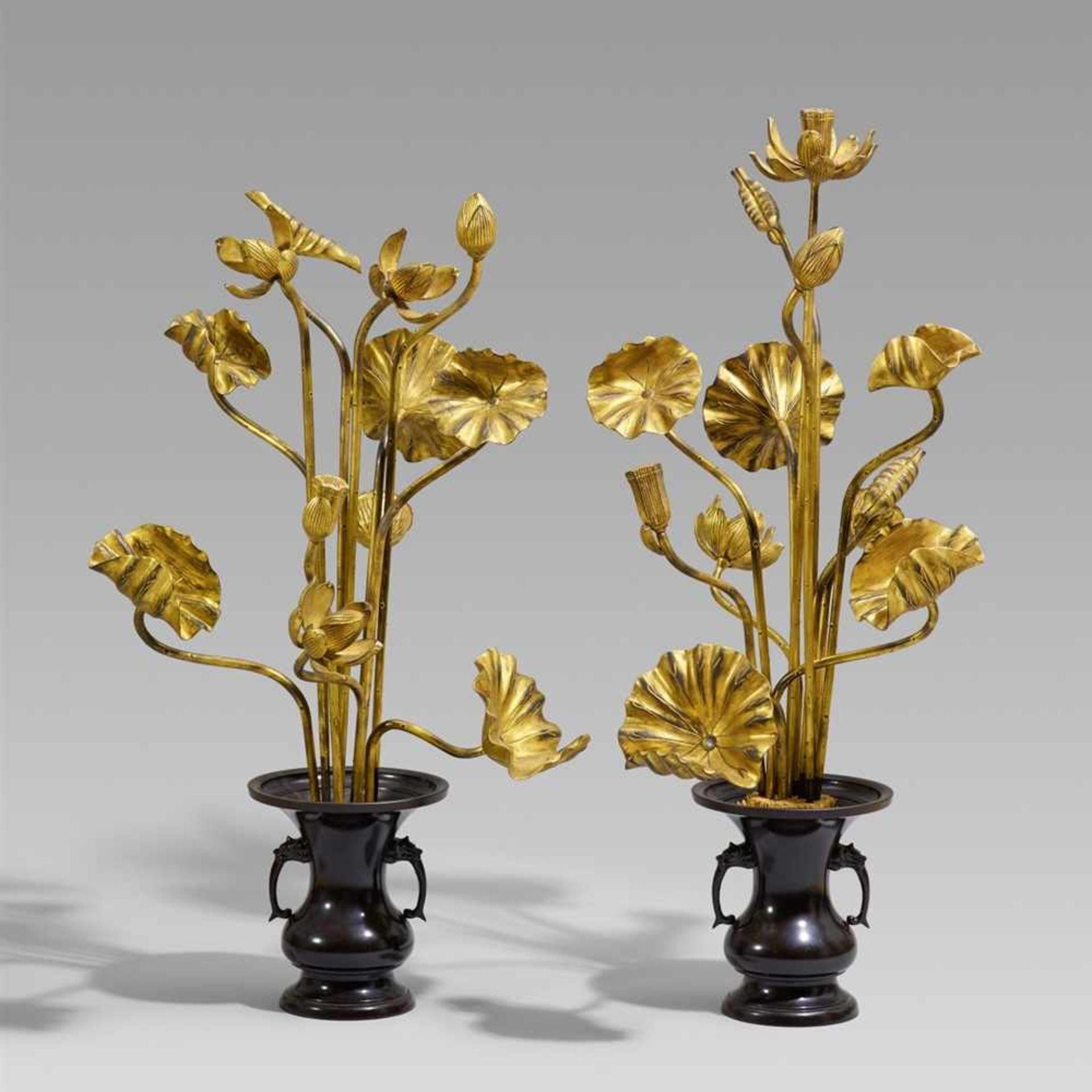 Paar Altarvasen mit Lotosblumen. Bronze und Holz. Spätes 19./frühes 20. Jh.Die Vasen mit