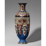 Große blaugrundige Vase. Email cloisonné. Spätes 19. Jh.Mit ausgestelltem Fuß und