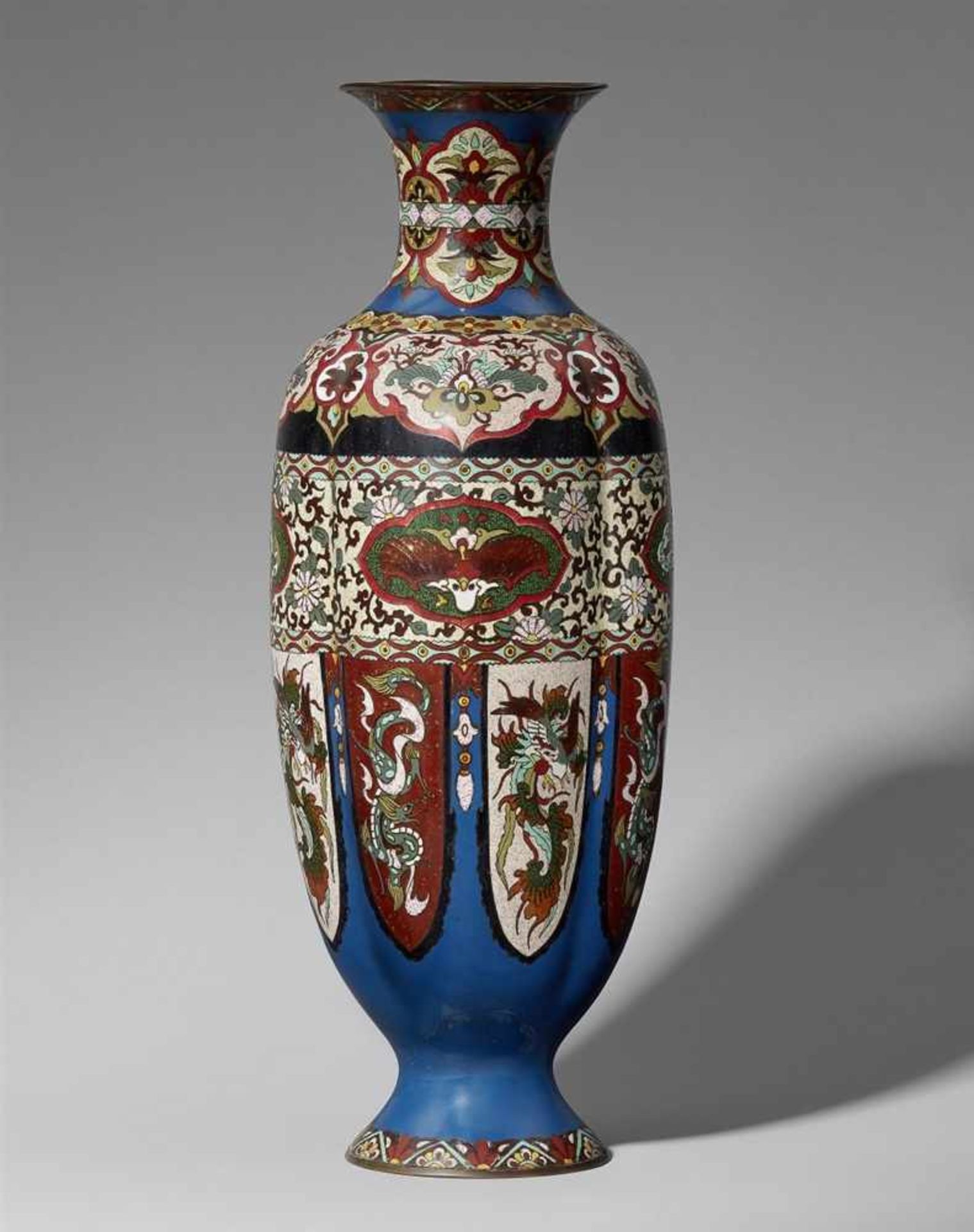 Große blaugrundige Vase. Email cloisonné. Spätes 19. Jh.Mit ausgestelltem Fuß und