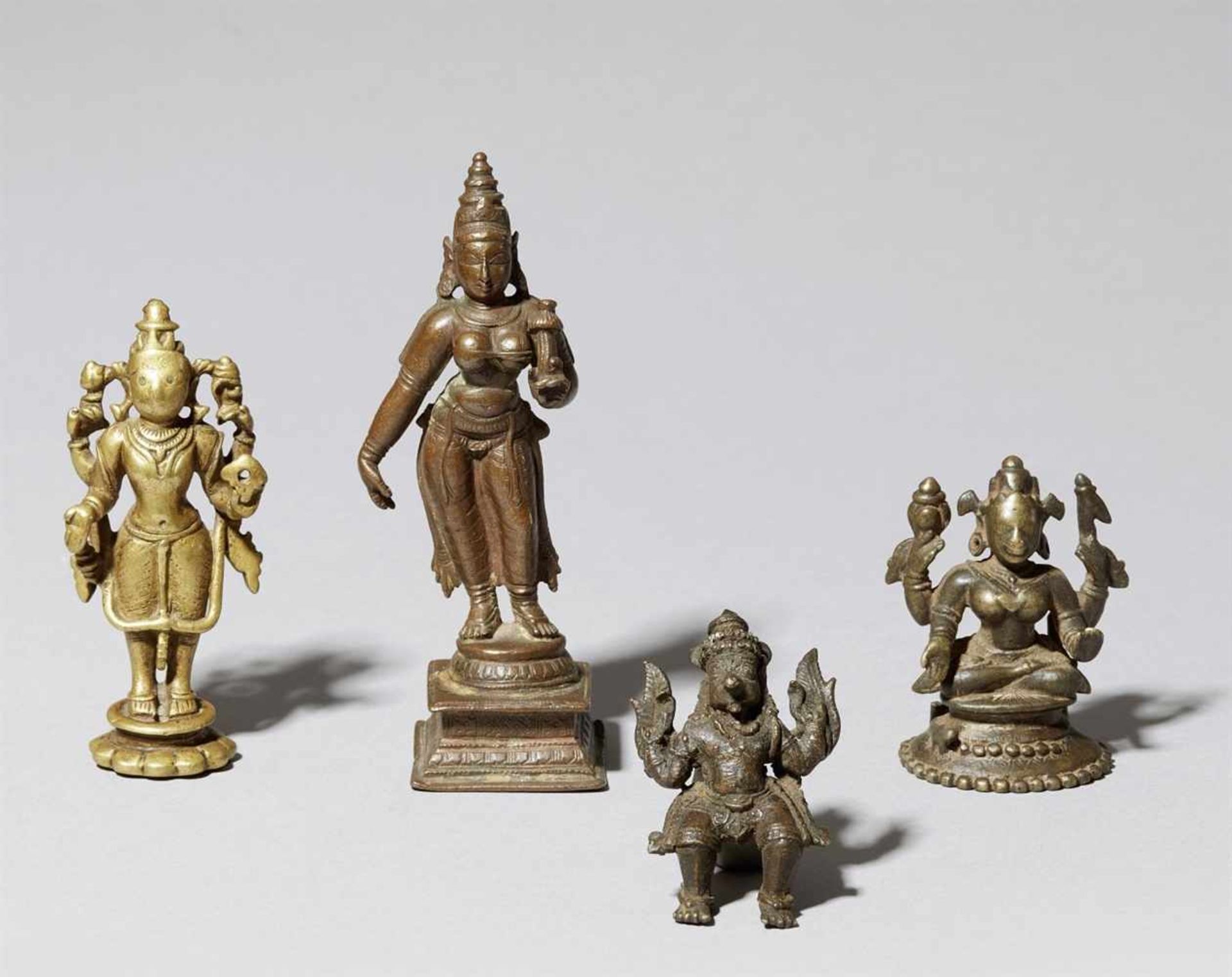 Vier kleine Figuren. Gelbguss und Kupferlegierungen. 14. Jh. und spätera) Vishnu, stehend auf