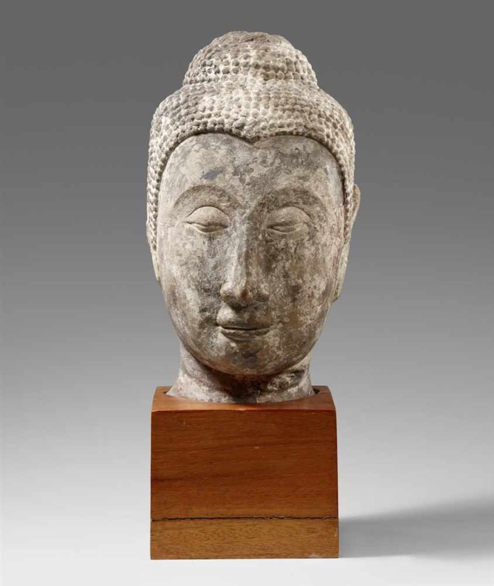 Kopf eines Buddha. Sandstein. Thailand, Ayutthaya. 15./16. Jh.Von ovaler Form mit klar